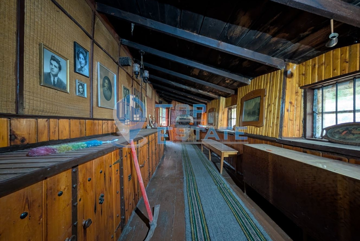 Двуетажна автентична къща с голям двор в село Лесичарка - 0