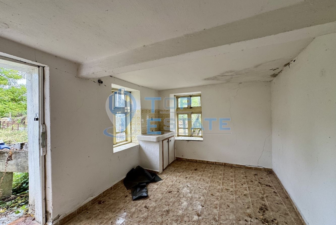 Двуетажна тухлена къща с допълнителни постройки и голям двор в село Караиванца, област Габрово. - 0