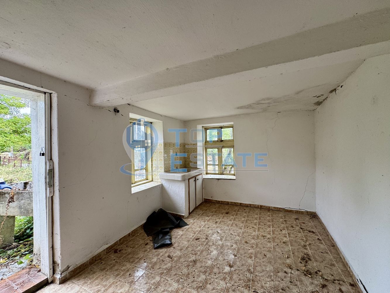 Двуетажна тухлена къща с допълнителни постройки и голям двор в село Караиванца, област Габрово. - 0