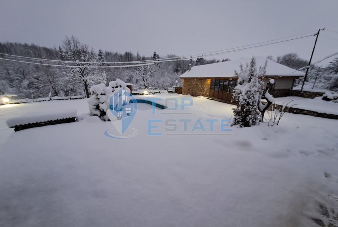 Функционираща къща за гости с басейн и панорамна гледка в село Кисьовци, област Велико Търново - 0