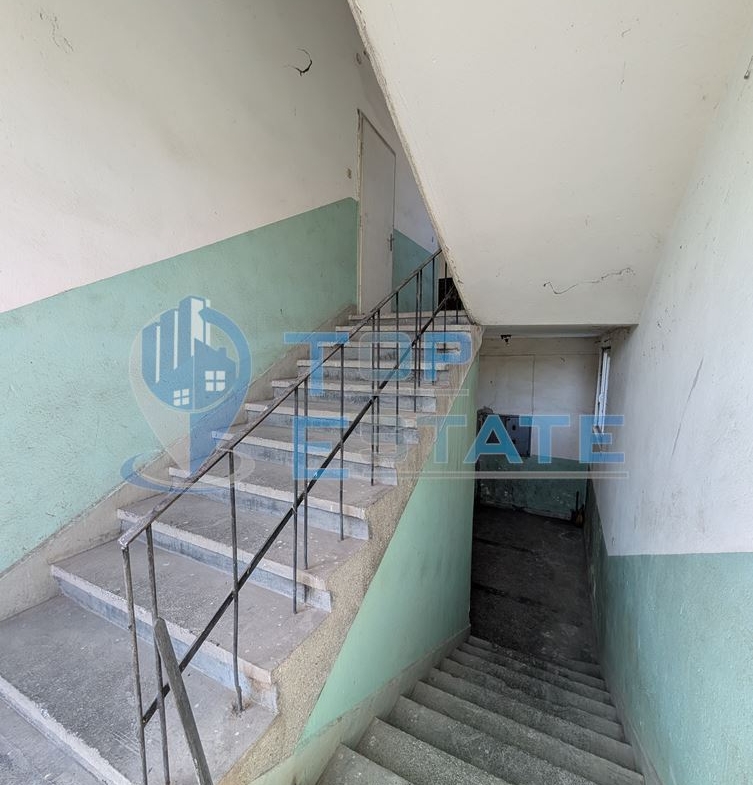 Търговска сграда в центъра на село Самоводене - 0