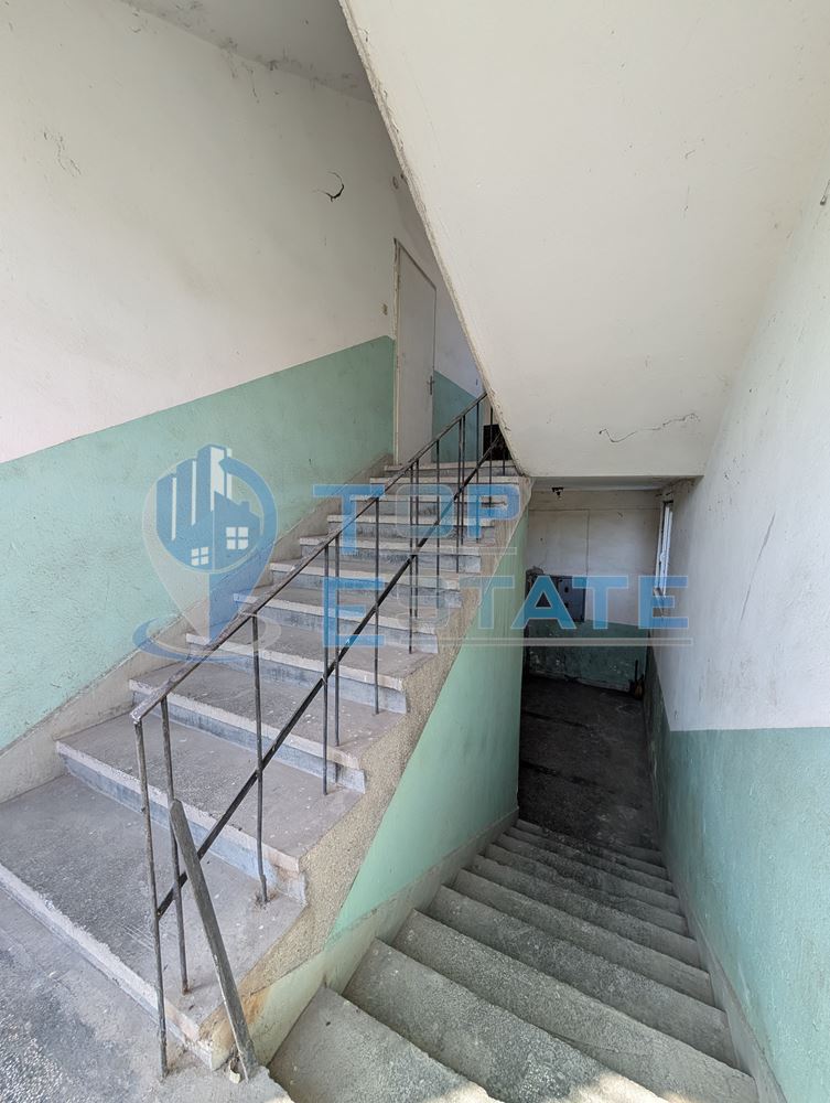 Търговска сграда в центъра на село Самоводене - 0