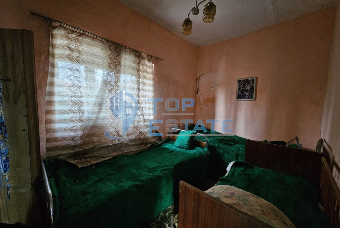 Тухлена къща с вътрешна тоалетна и голям двор в село Драгомирово, община Свищов - 0