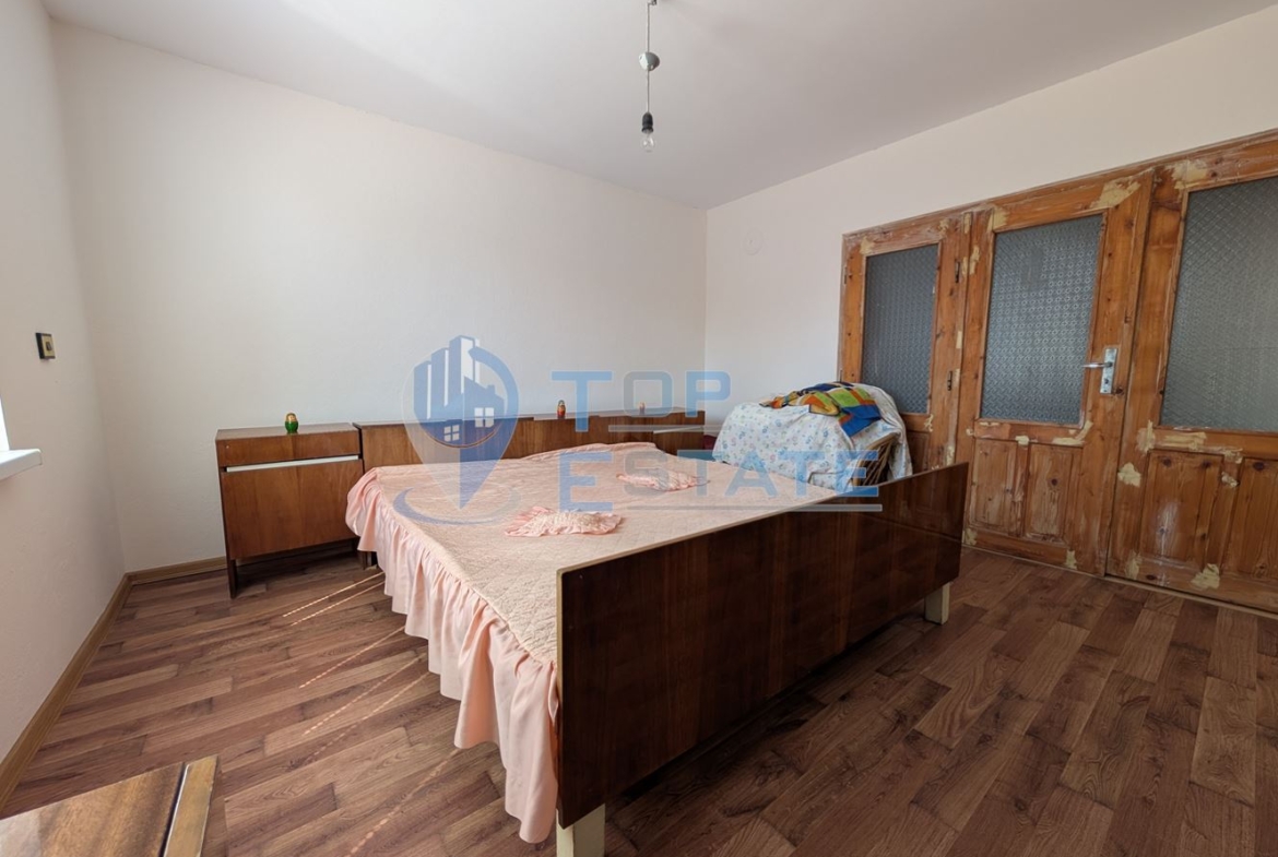 Двуетажна къща след ремонт в село Караисен - 0