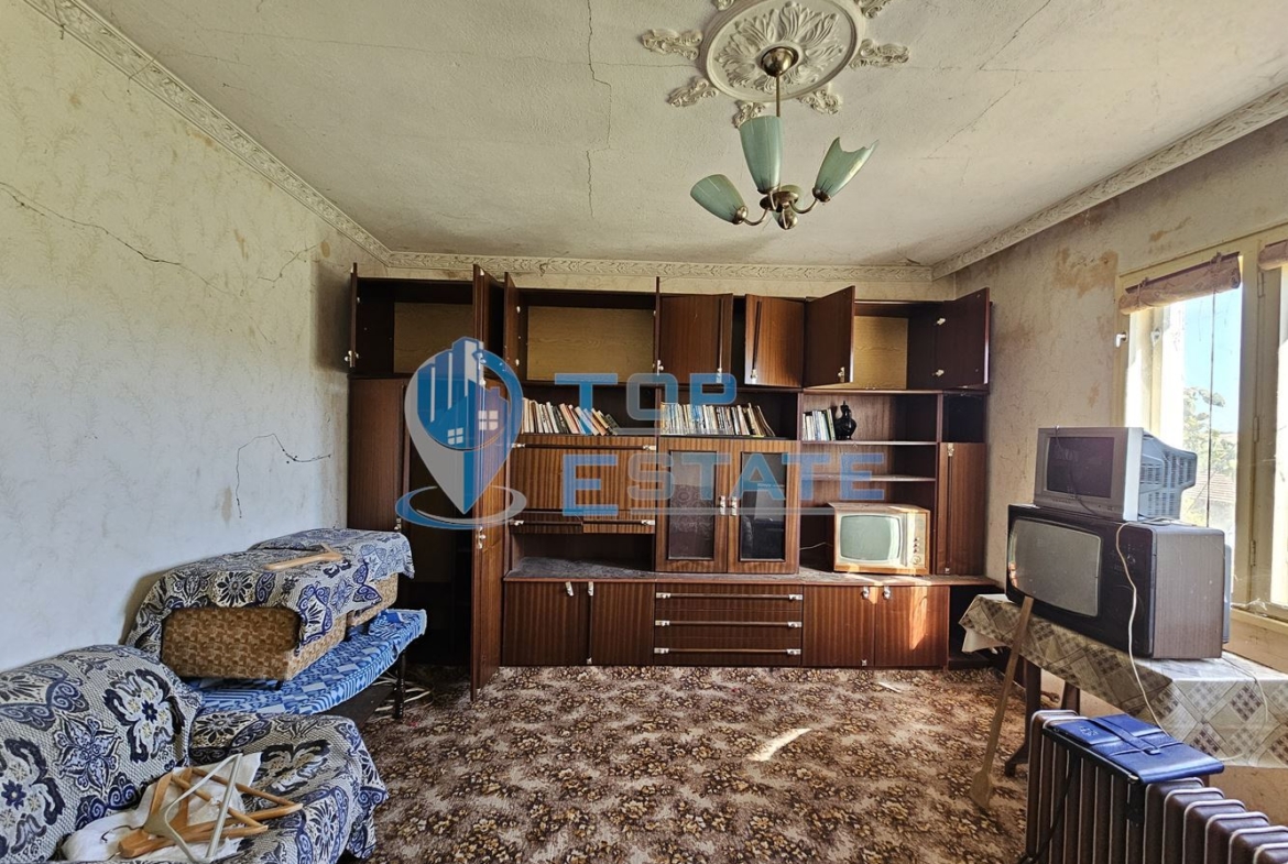 Тухлена къща с вътрешна тоалетна, гараж и голям двор в село Българско сливово, област В. Търново - 0