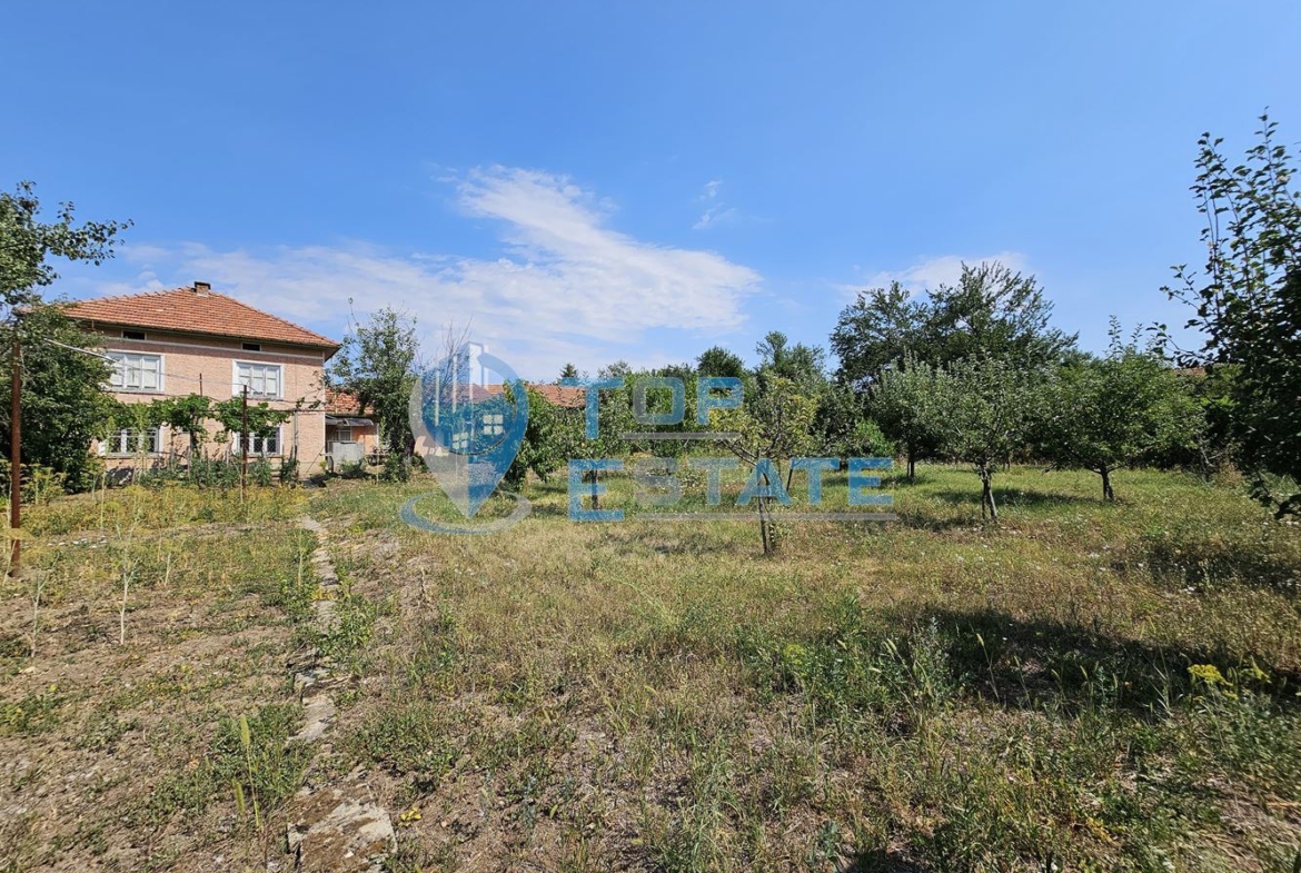 Двуетажна тухлена къща с гараж и голям двор в село Добромирка - 0