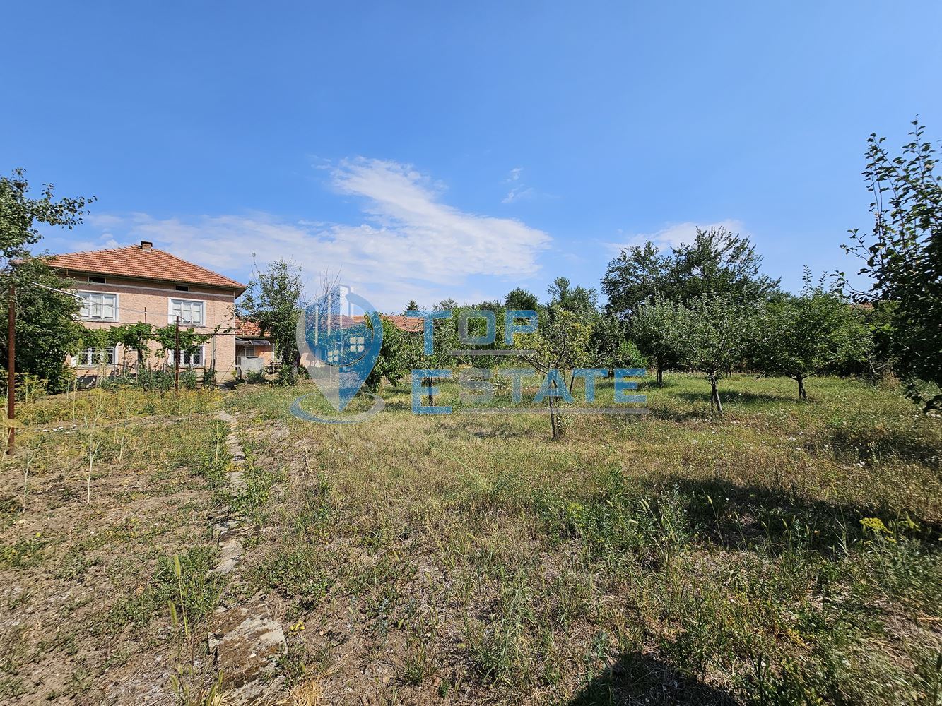 Двуетажна тухлена къща с гараж и голям двор в село Добромирка - 0