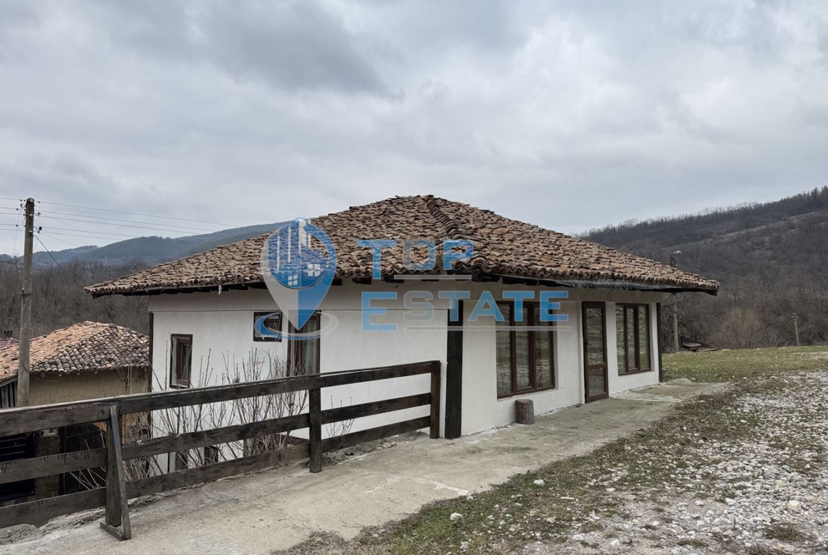 Двуетажна къща с панорамна гледка в гр. Елена, област Велико Търново - 0