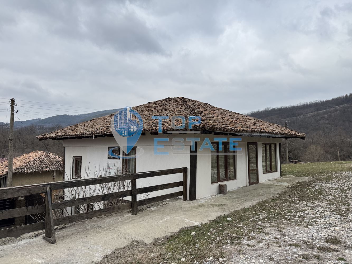 Двуетажна къща с панорамна гледка в гр. Елена, област Велико Търново - 0