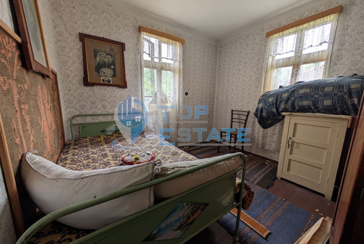 Двуетажна тухлена къща в близост до град Плачковци - 0