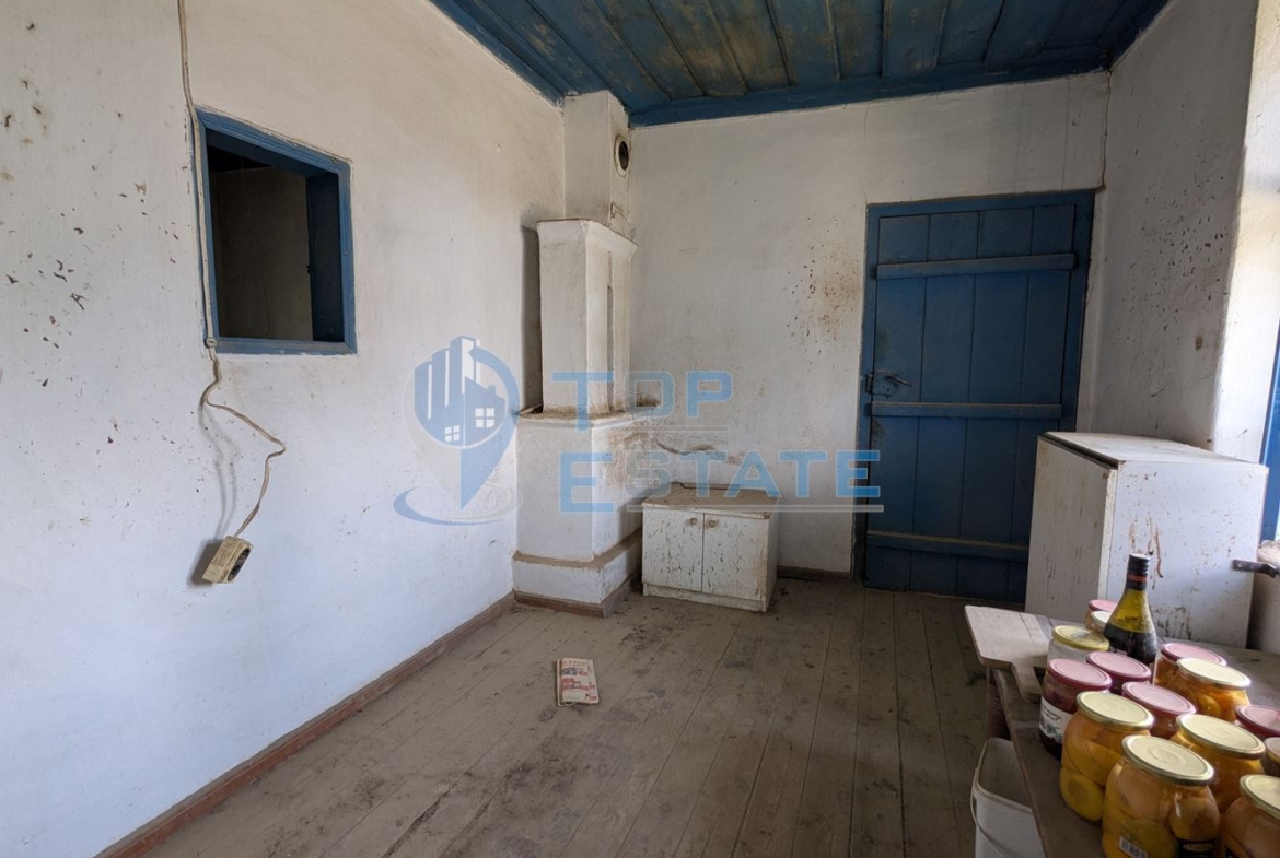 Двуетажна тухлена къща с голям двор в село Поликраище, област Велико Търново - 0