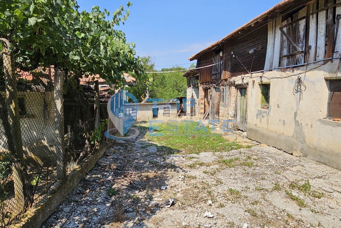 Двуетажна тухлена къща с гараж и голям двор в село Добромирка - 0