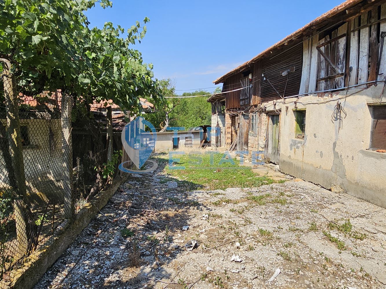 Двуетажна тухлена къща с гараж и голям двор в село Добромирка - 0