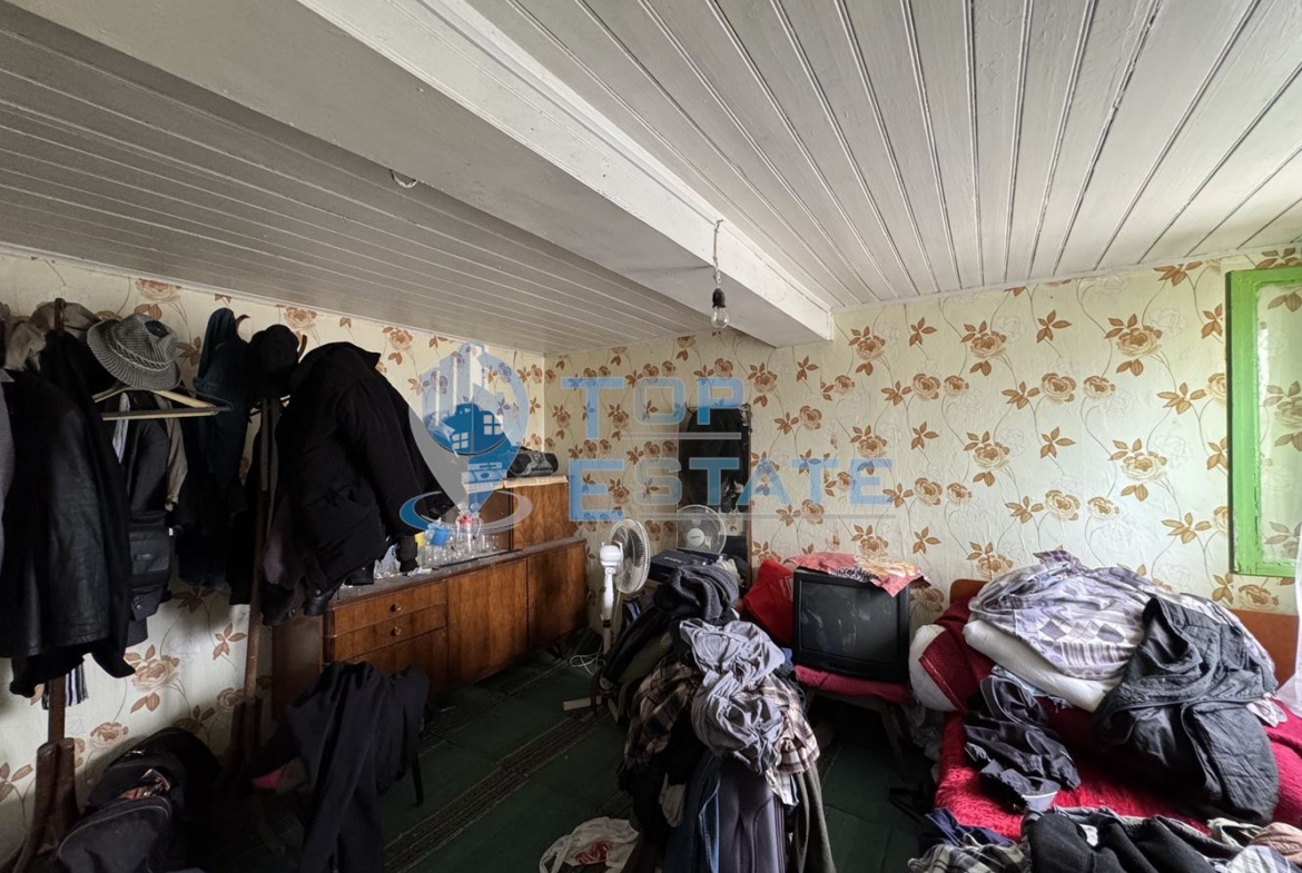 Двуетажна тухлена къща с кладенец в село Ресен, област Велико Търново - 0