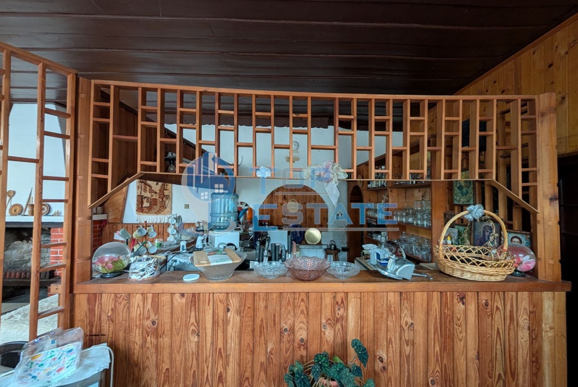 Двуетажна автентична къща с голям двор в село Лесичарка - 0