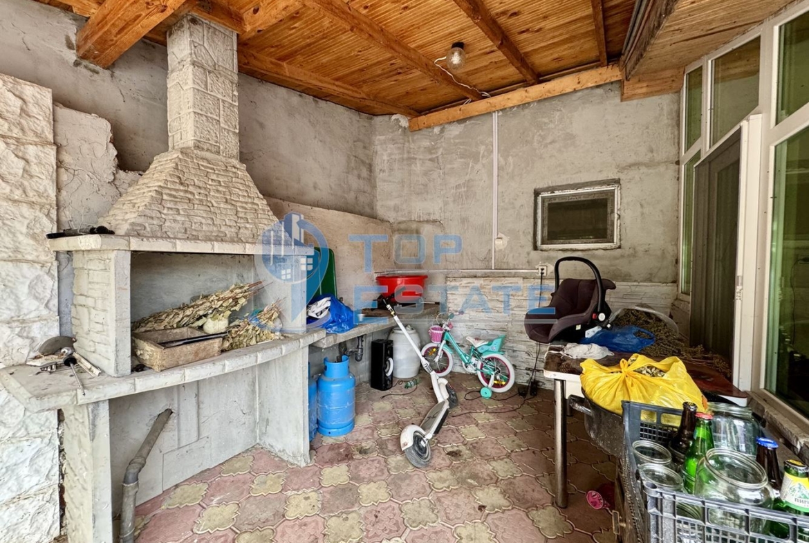 Двуетажна тухлена къща с кладенец и допълнителни постройки в село Недан, област Велико Търново - 0