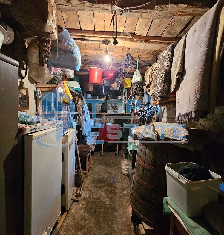 Двуетажна тухлена къща с гараж и голям двор в село Добромирка - 0