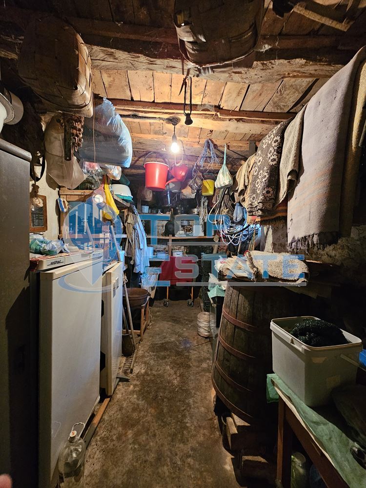 Двуетажна тухлена къща с гараж и голям двор в село Добромирка - 0