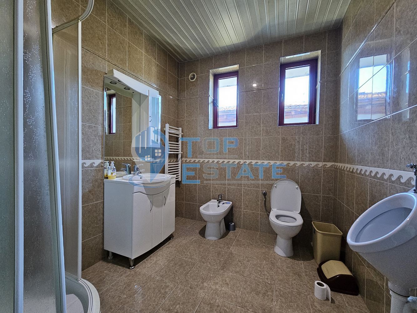 Новопостроена обзаведена къща с втора къща, голям двор и гаражи гр. Лясковец-0 Новопостроена обзаведена къща с втора къща, голям двор и гаражи гр. Лясковец - 0