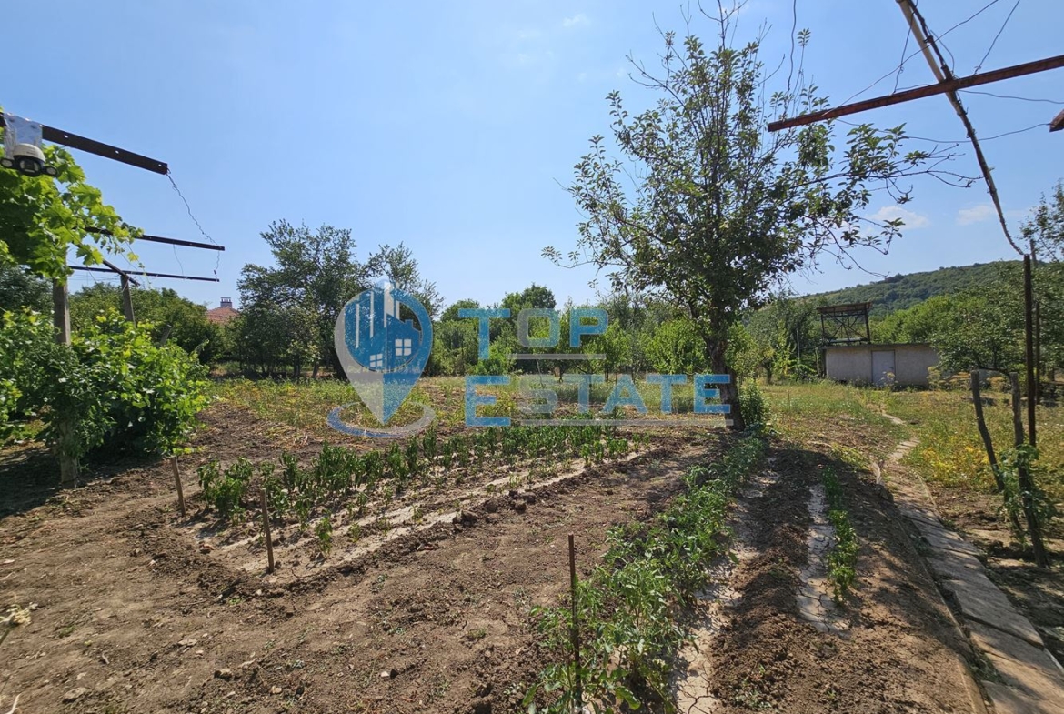 Двуетажна тухлена къща с гараж и голям двор в село Добромирка - 0