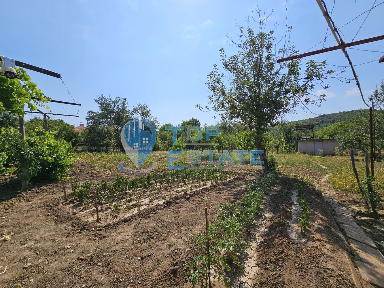 Двуетажна тухлена къща с гараж и голям двор в село Добромирка - 0