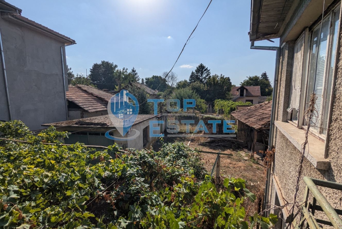 Двуетажна тухлена къща с кладенец в село Поликраище, област Велико Търново - 0