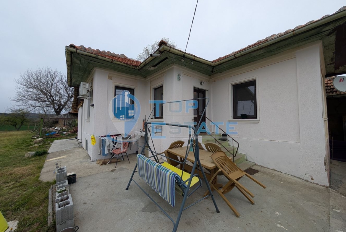 Едноетажна реновирана къща с голям двор в село Сливовица - 0