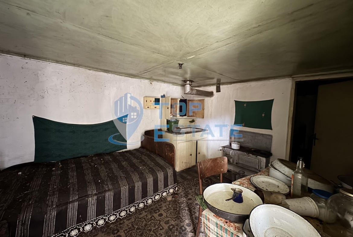 Двуетажна къща с кладенец и стопанска постройка в село Николаево, област Велико Търново - 0