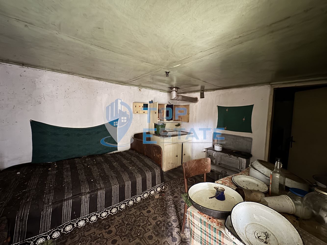 Двуетажна къща с кладенец и стопанска постройка в село Николаево, област Велико Търново - 0