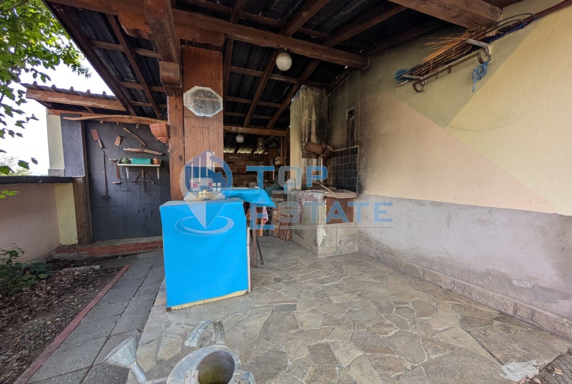 Едноетажна къща с множество стопански постройки и голям двор в село Хаджидимитрово - 0