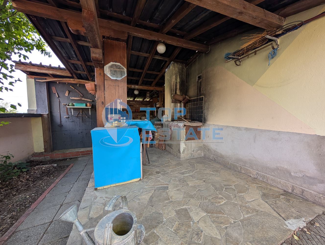 Едноетажна къща с множество стопански постройки и голям двор в село Хаджидимитрово - 0