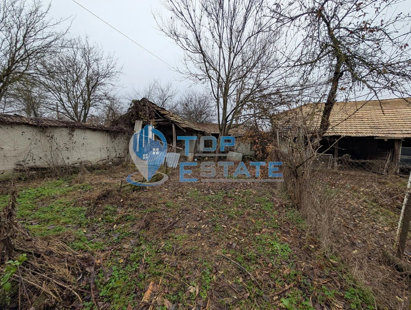 Двуетажна тухлена къща с голям двор и кладенец в село Кардам - 0