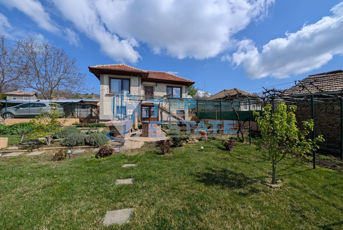 Двуетажна реновирана къща с красива панорама в село Вишовград - 0