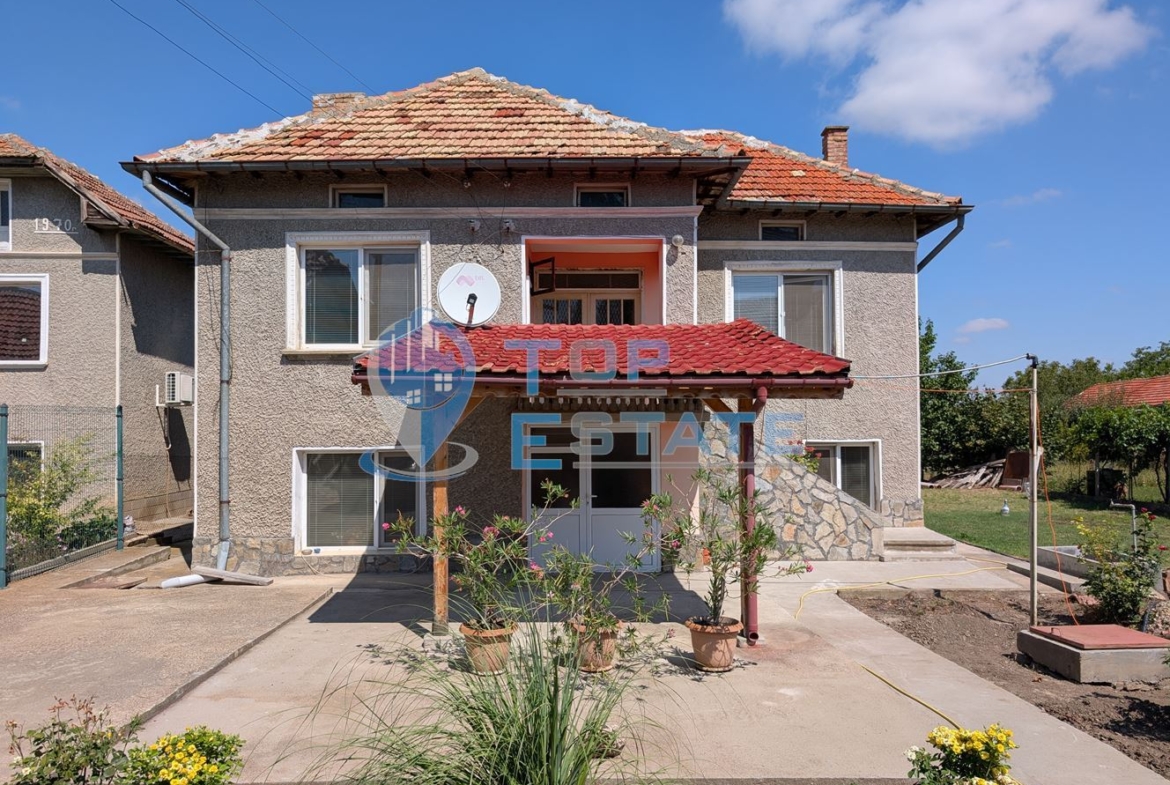 Двуетажна къща след ремонт в село Караисен - 0