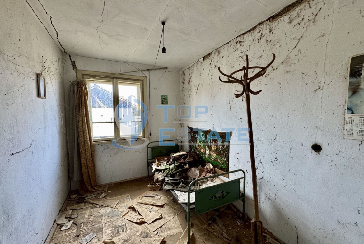 Тухлена къща с голям двор в село Недан, област Велико Търново - 0