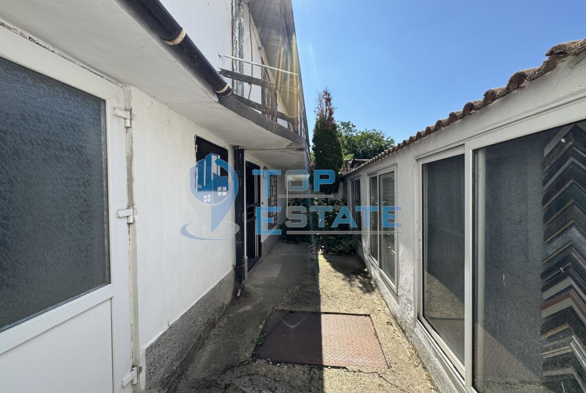 Двуетажна сграда подходяща за развитие на бизнес в центъра на град Павликени, област Велико Търново - 0