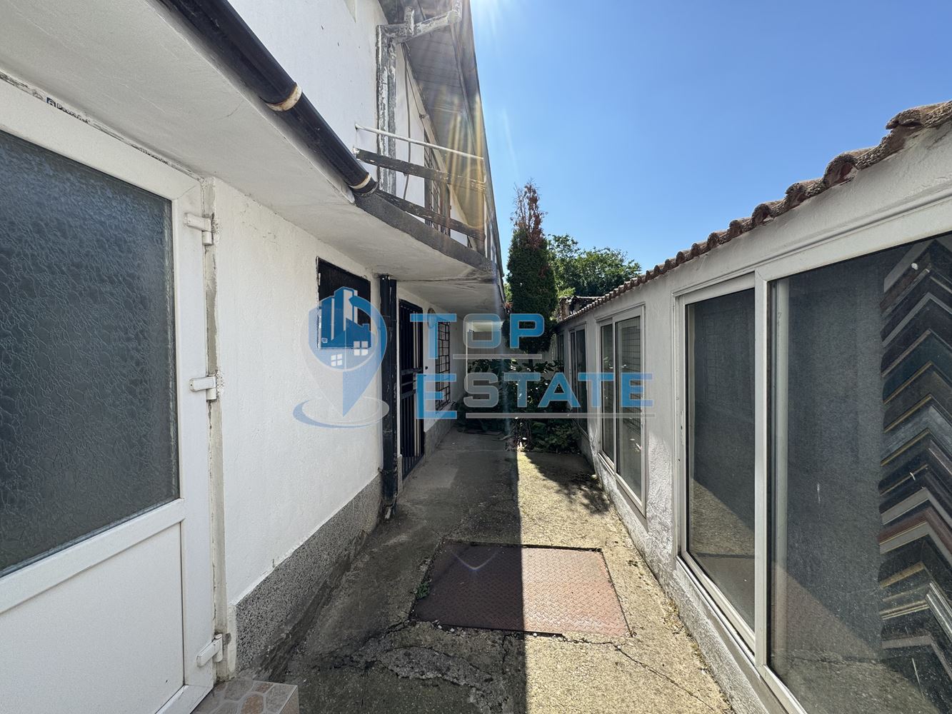 Двуетажна сграда подходяща за развитие на бизнес в центъра на град Павликени, област Велико Търново - 0