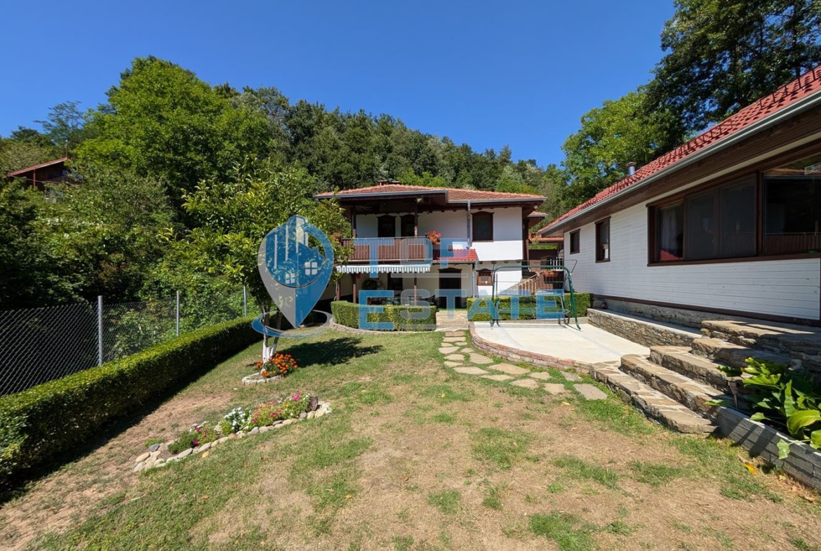 Реновирана двуетажна къща в Тревненския балкан - 0