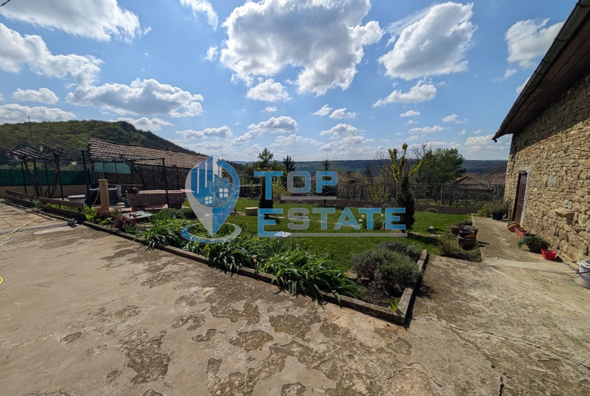 Двуетажна реновирана къща с красива панорама в село Вишовград - 0