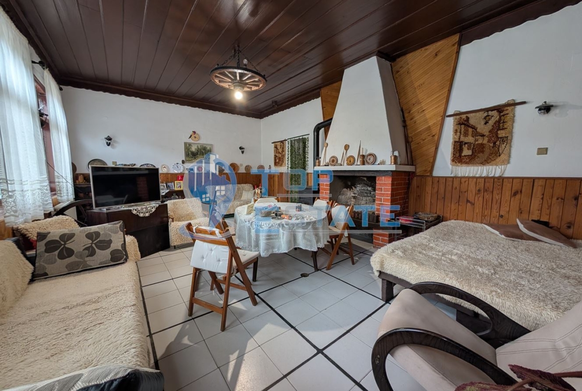 Двуетажна автентична къща с голям двор в село Лесичарка - 0