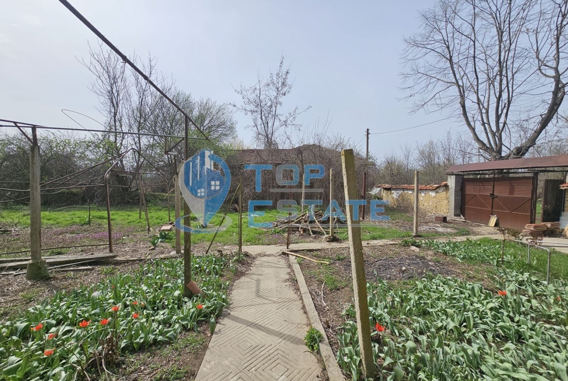 Двуетажна къща с голям двор в село Върбица, област Велико Търново - 0