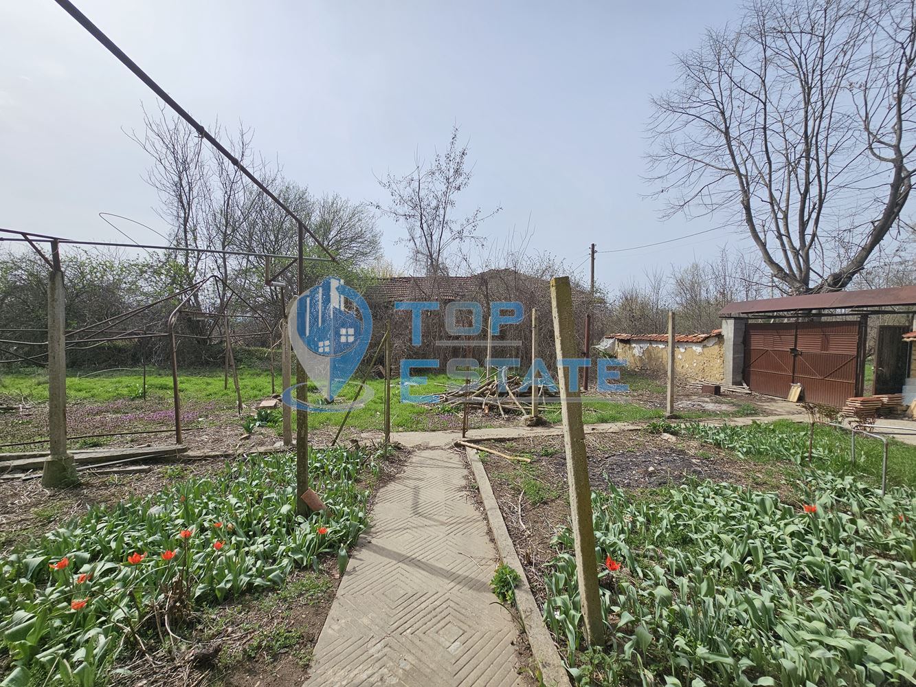 Двуетажна къща с голям двор в село Върбица, област Велико Търново - 0