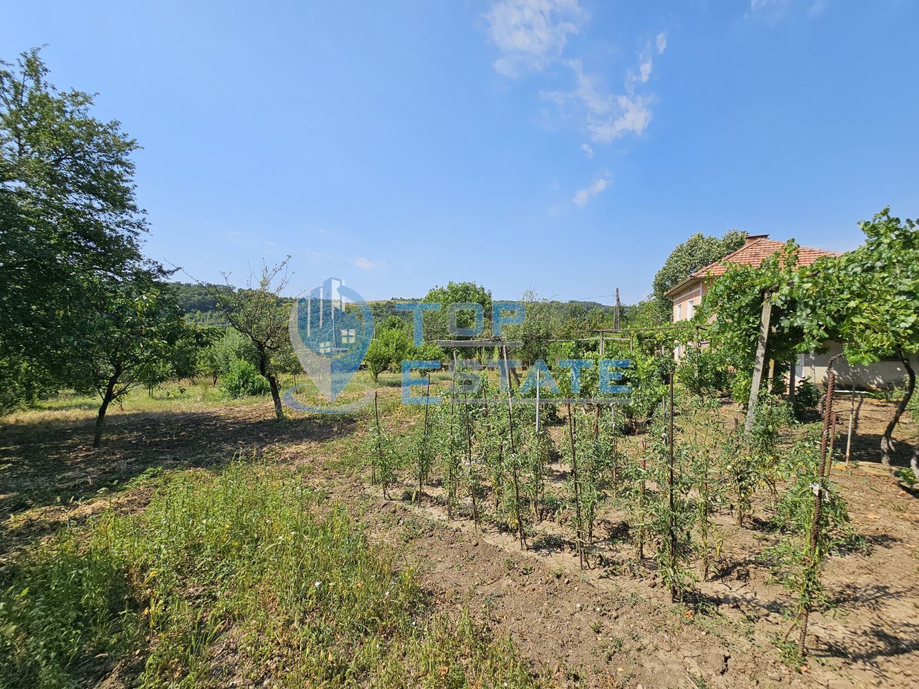 Двуетажна тухлена къща с гараж и голям двор в село Добромирка - 0