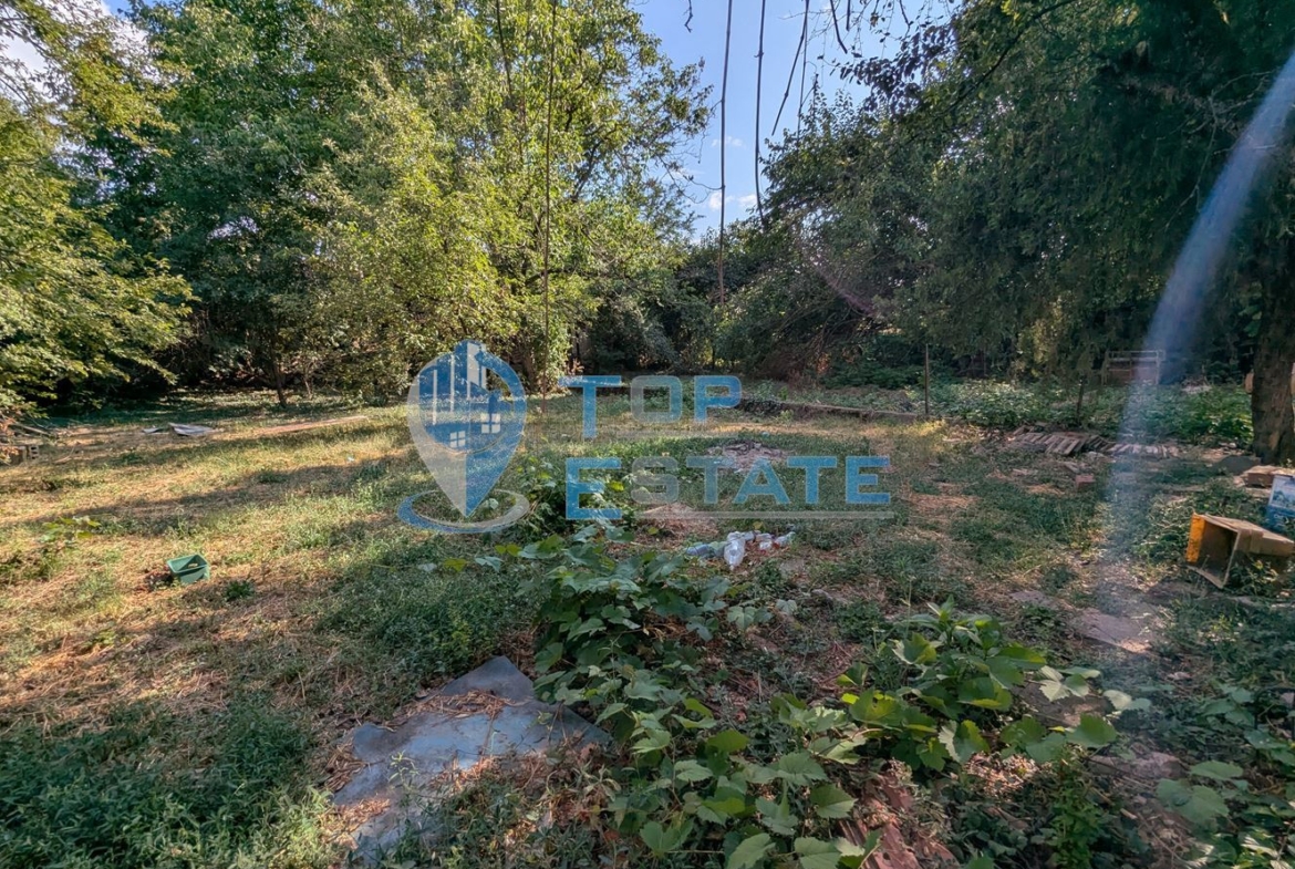 Двуетажна тухлена къща с голям двор в село Поликраище, област Велико Търново - 0