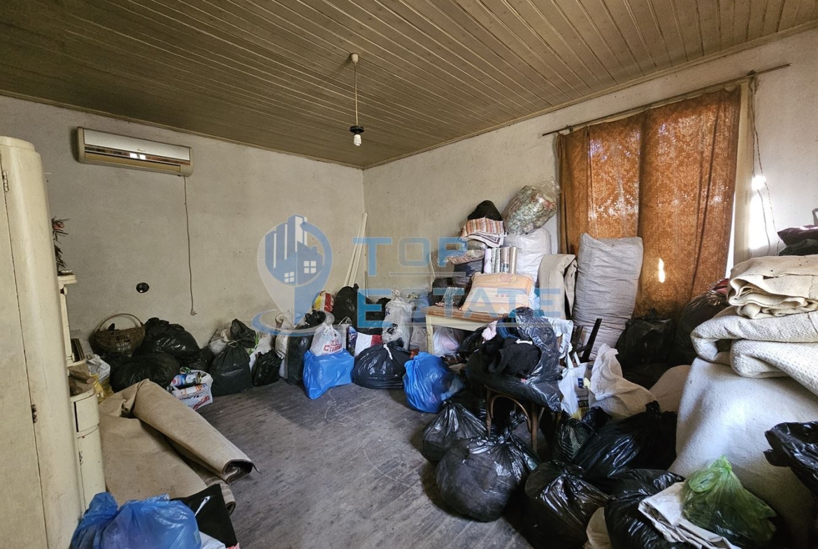 Тухлена къща с голям двор и гараж в село Хотница - 0