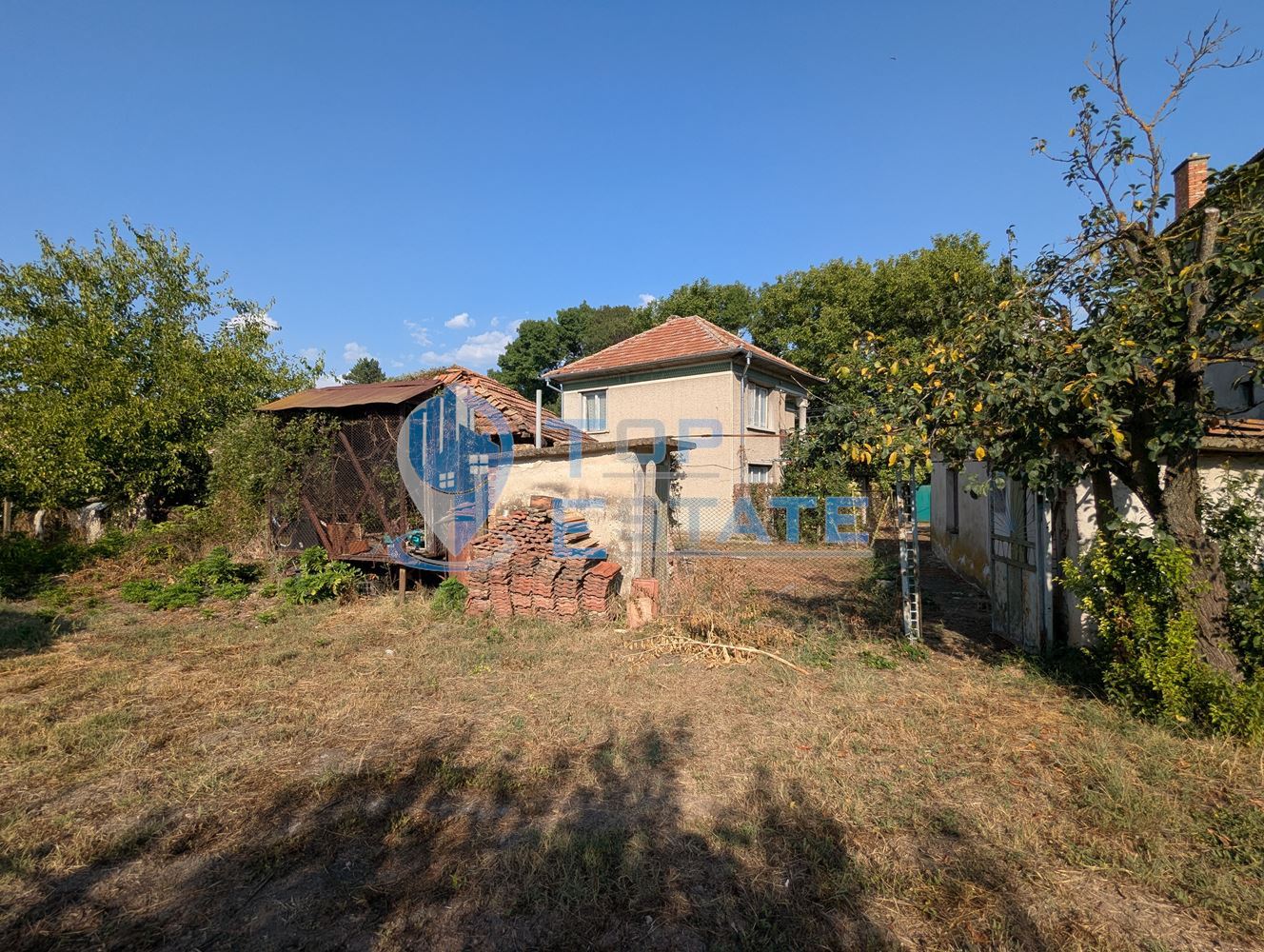 Двуетажна тухлена къща с кладенец в село Поликраище, област Велико Търново-0 Двуетажна тухлена къща с кладенец в село Поликраище, област Велико Търново - 0