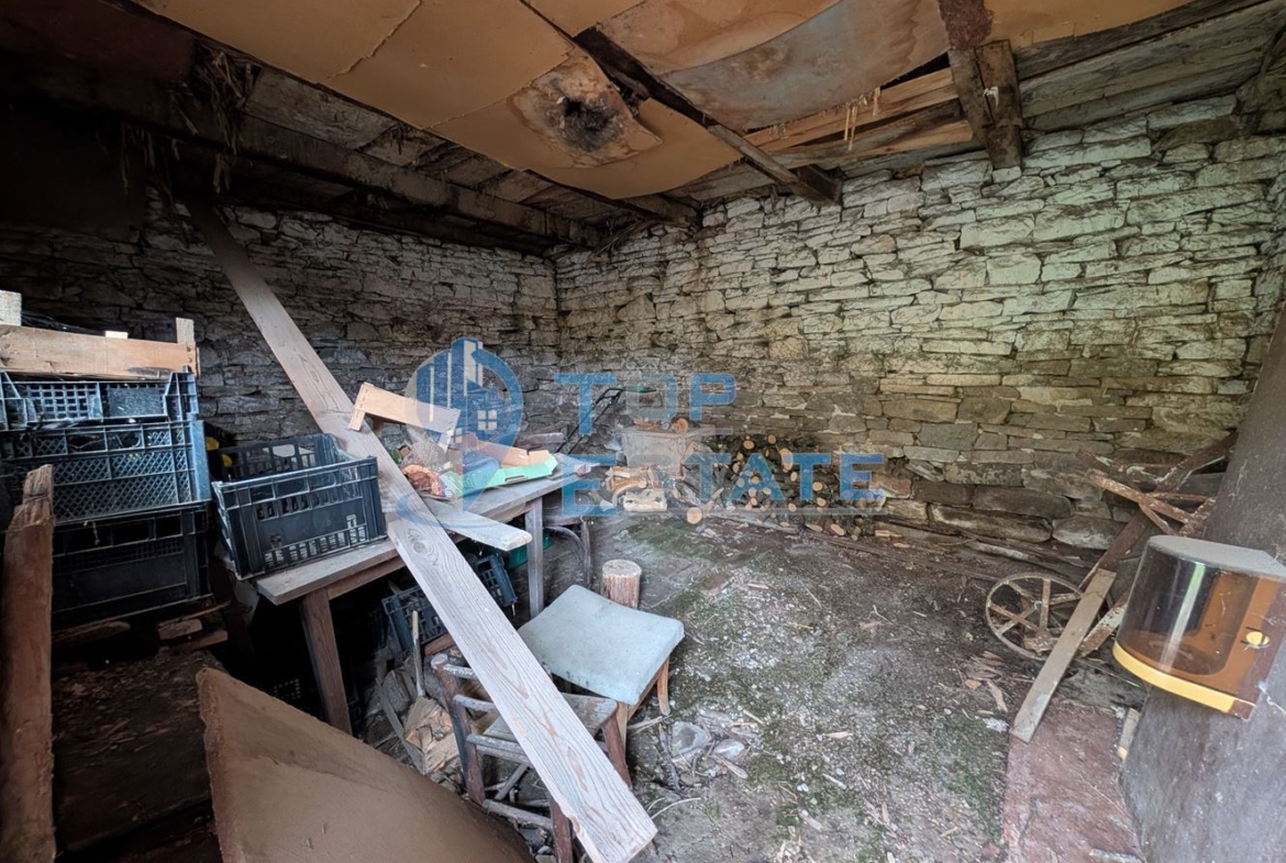 Двуетажна автентична къща с голям двор в село Лесичарка - 0