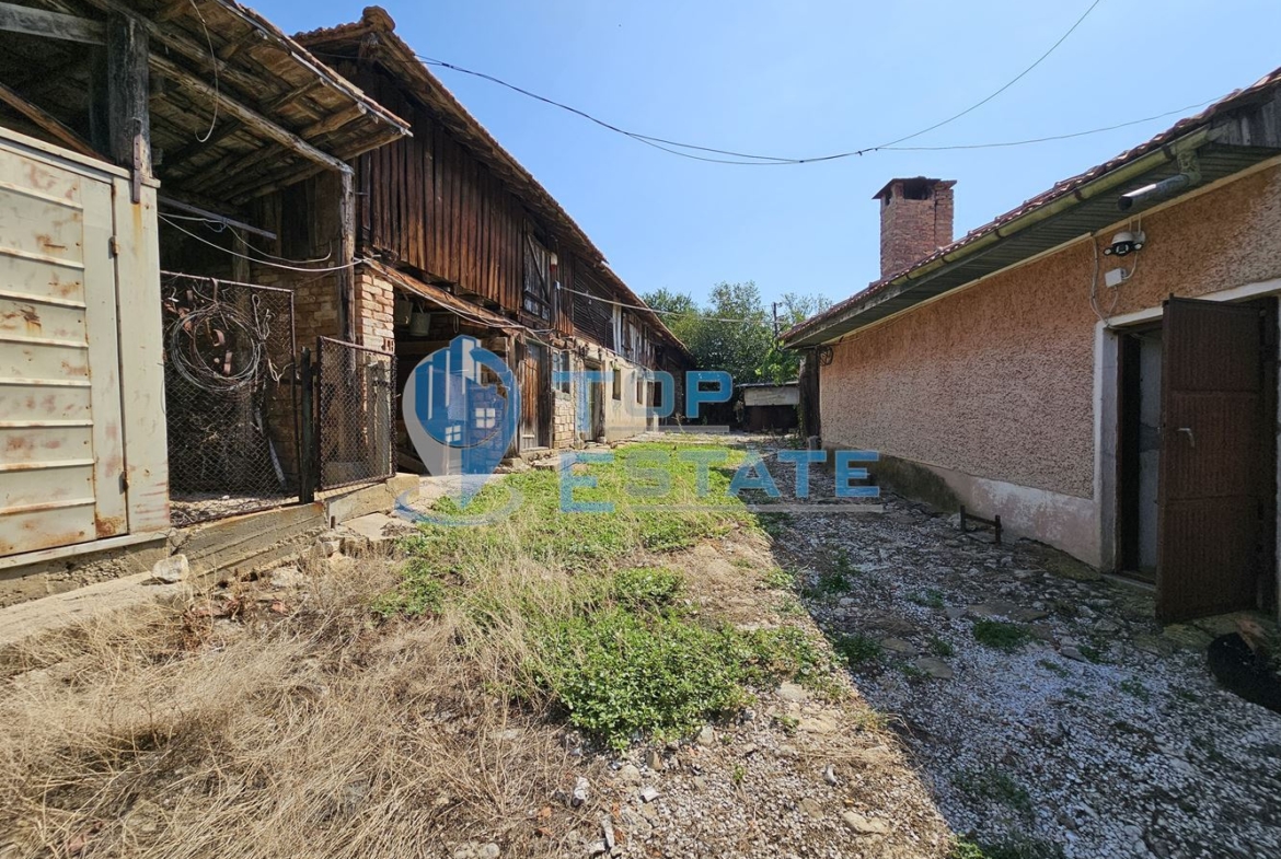 Двуетажна тухлена къща с гараж и голям двор в село Добромирка - 0