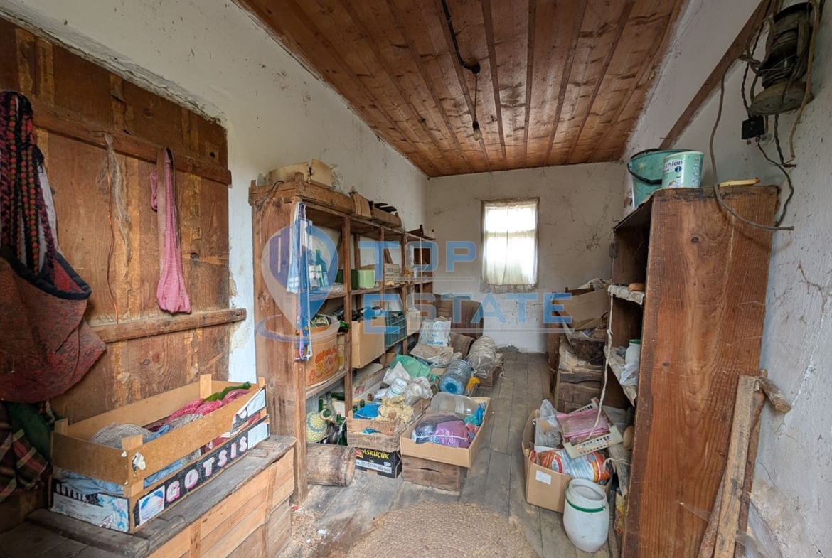 Двуетажна старинна къща с кладенец в село Малки Вършец - 0