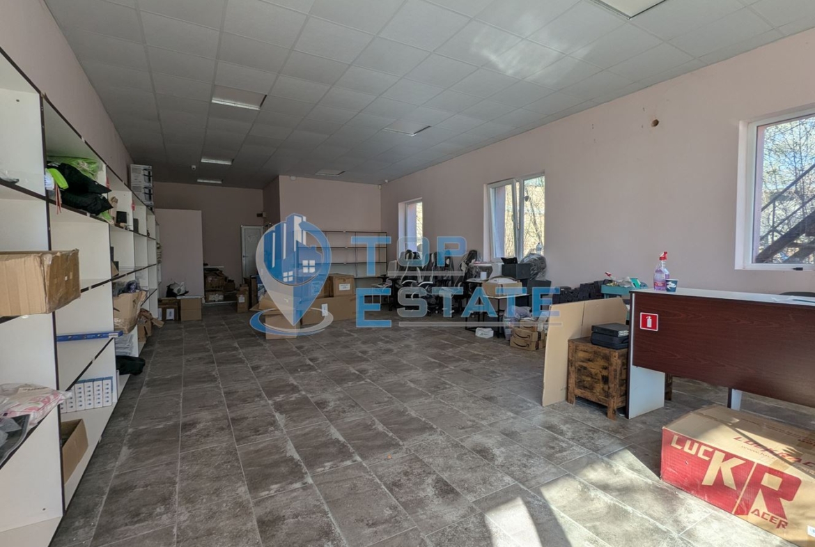 Търговско помещение на центъра на село Първомайци, област Велико Търново - 0